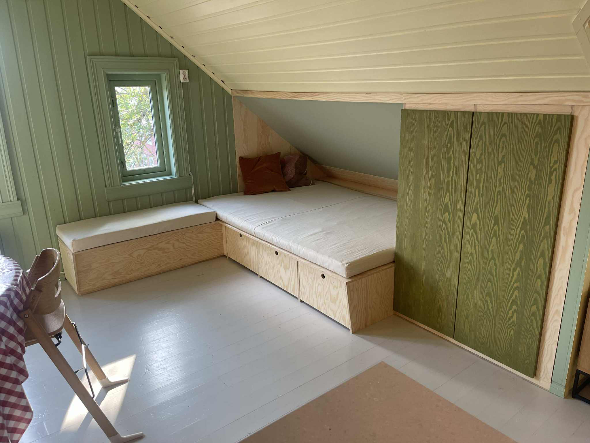 Loftsrom med innebygd seng og garderobe