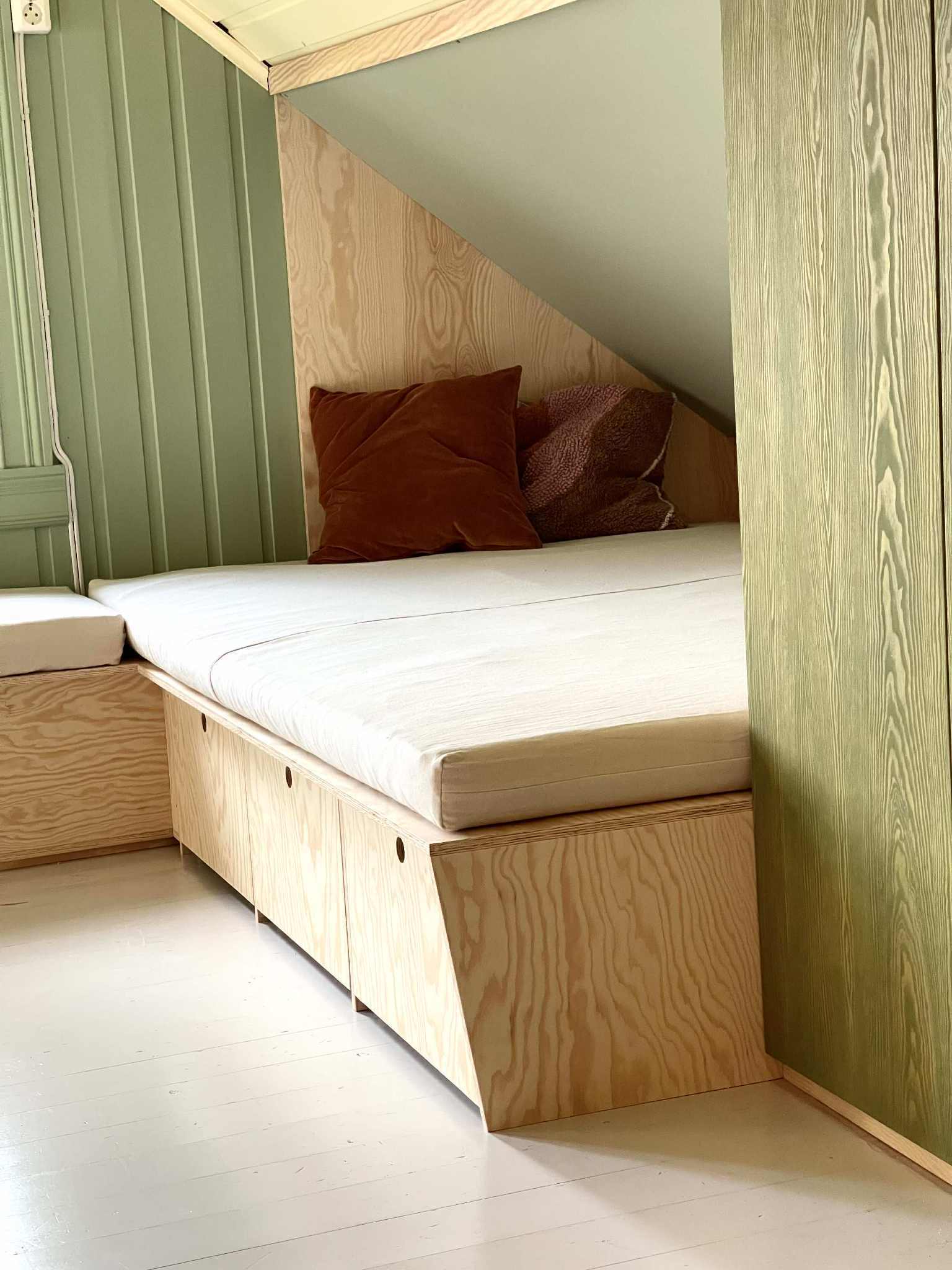 Sengeplattform med oppbevaringsskuffer