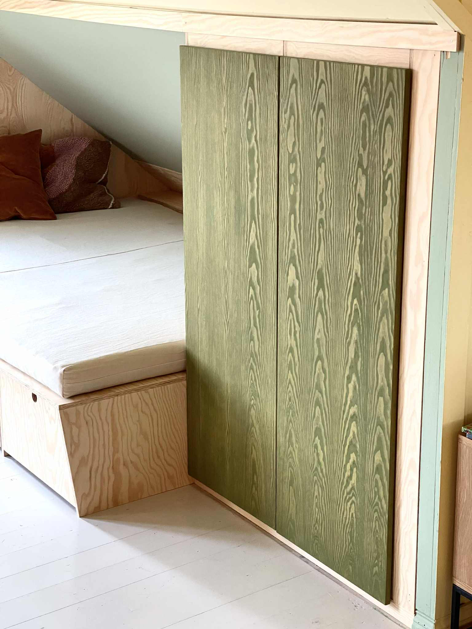 Detalj av grønnfarget garderobe